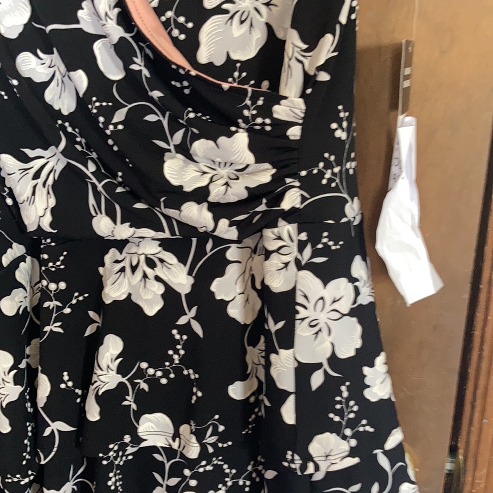 Signature faux wrap floral dress with stretch size 2X - Picture 7 of 17